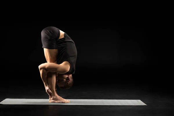 Hombre de pie en posición de yoga - foto de stock