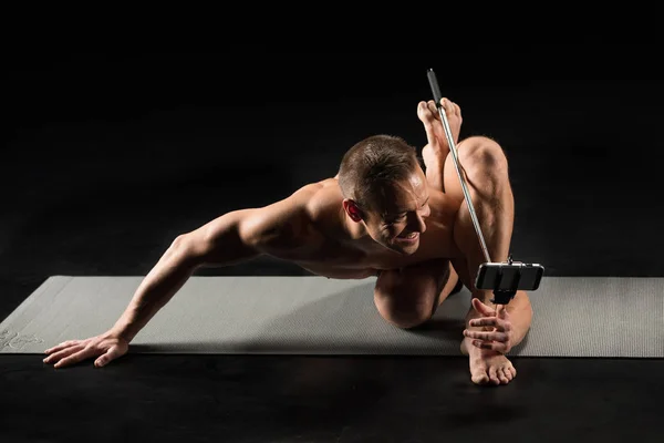 Hombre de yoga tomando selfie - foto de stock