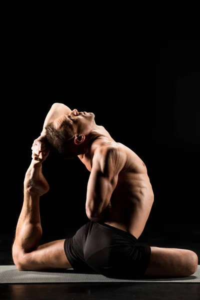 Человек, сидящий в положении йоги — стоковое фото