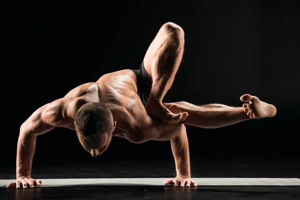 Чоловік стоїть в позі йоги — стокове фото