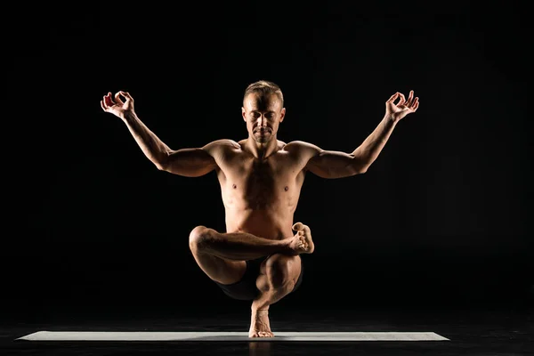 Человек, стоящий в позиции йоги — стоковое фото