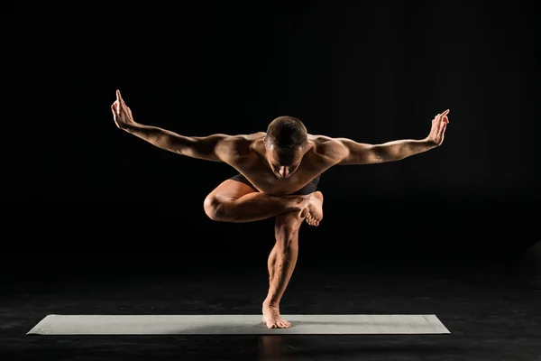 Hombre de pie en posición de yoga - foto de stock