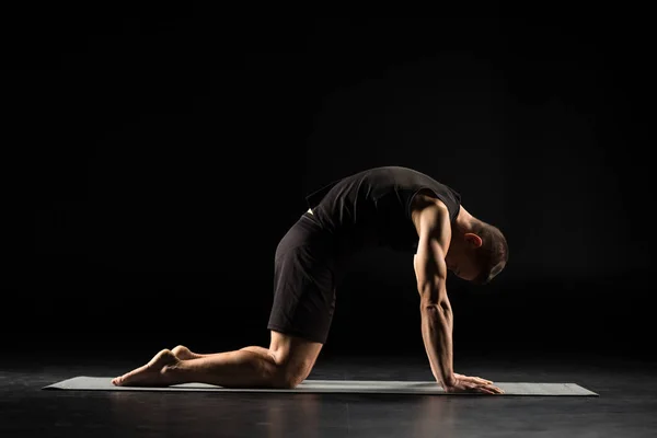 Hombre de pie en posición de yoga - foto de stock