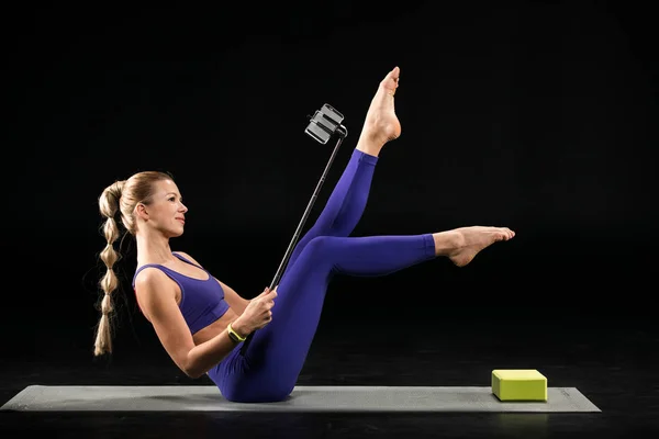 Yoga mujer tomando selfie - foto de stock