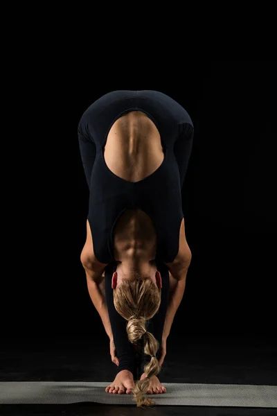 Жінка стоїть в позі йоги — стокове фото
