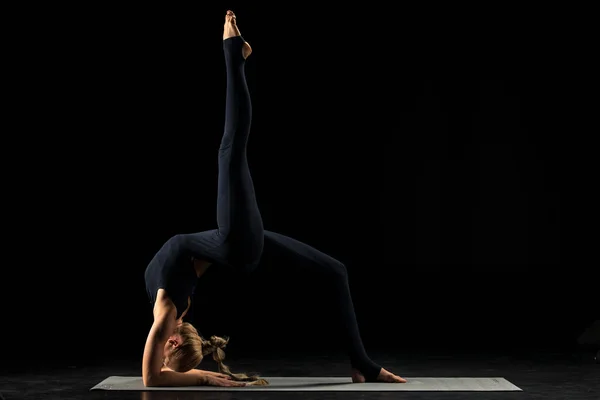 Femme debout en position de yoga — Photo de stock