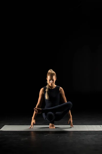 Femme debout en position de yoga — Photo de stock