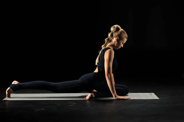 Donna seduta in posizione yoga — Foto stock