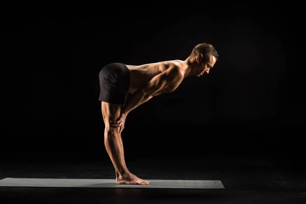Человек, стоящий в позиции йоги — стоковое фото
