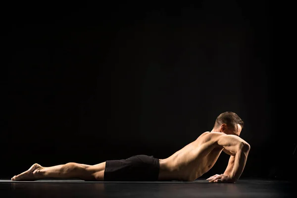 Hombre acostado en posición de yoga - foto de stock