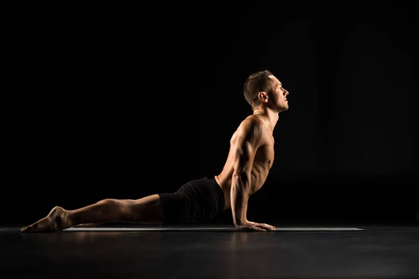 Hombre acostado en posición de yoga - foto de stock