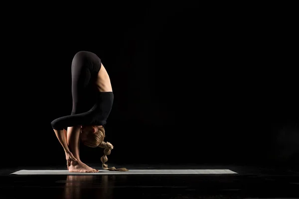 Mujer de pie en posición de yoga - foto de stock