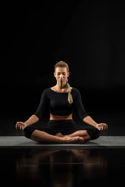 Junge Frau sitzt und meditiert — Stockfoto