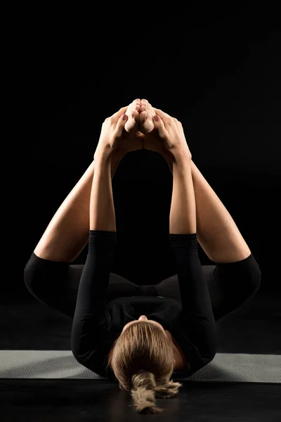 Donna sdraiata in posizione yoga — Foto stock
