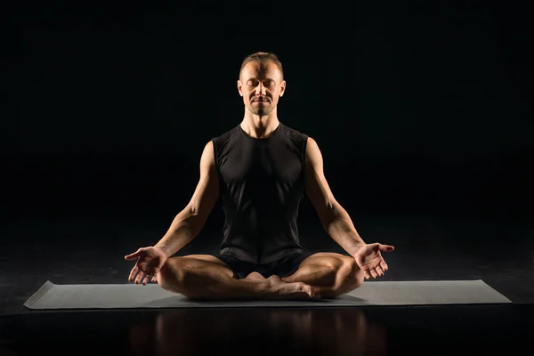 Чоловік сидить у позі йоги — стокове фото