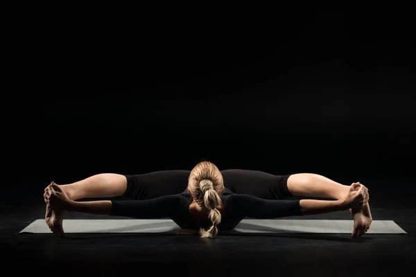 Mujer acostada en posición de yoga - foto de stock