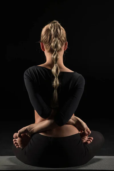 Frau sitzt in Yoga-Position — Stockfoto