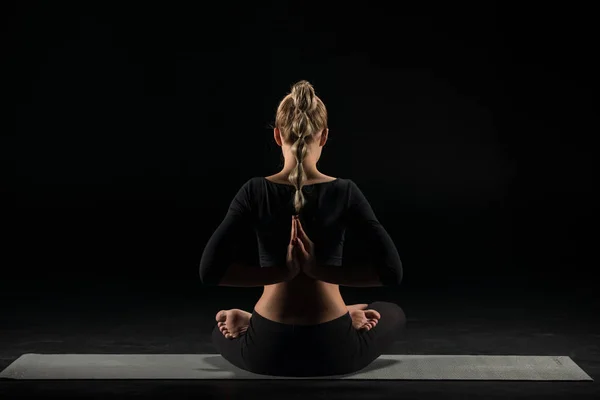 Женщина, сидящая в положении йоги — Stock Photo