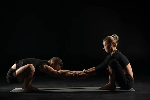 Giovane coppia stretching — Foto stock