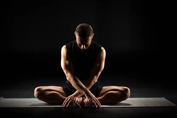 Hombre sentado en posición de yoga - foto de stock