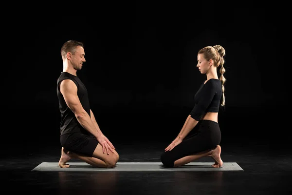 Yoga pacticing couple — Photo de stock