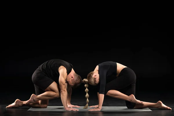 Coppia eseguire acroyoga — Foto stock