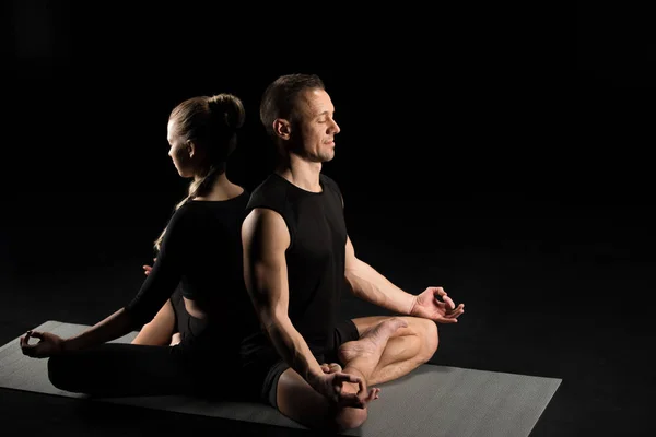 Hombre y mujer meditando - foto de stock