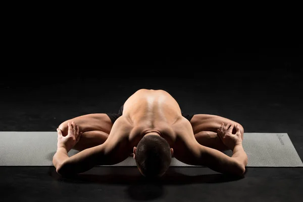 Uomo seduto in posizione yoga — Foto stock
