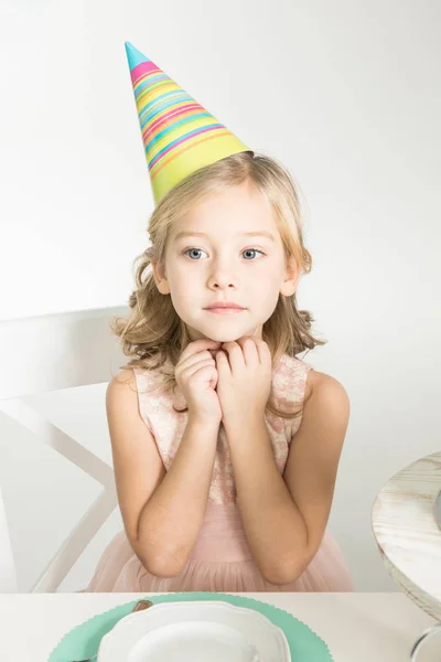 Милая девушка в шляпе для вечеринок — стоковое фото