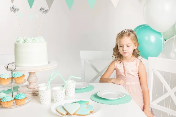 Adorable fille à la table d'anniversaire — Photo de stock