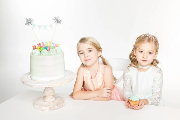 Meninas com bolo de aniversário — Fotografia de Stock