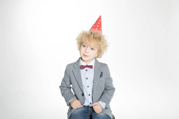 Хлопчик в конусному капелюсі — стокове фото