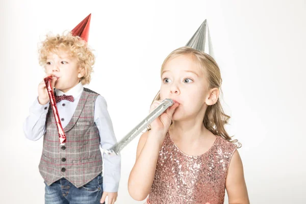 Niños con sopladores de fiestas - foto de stock