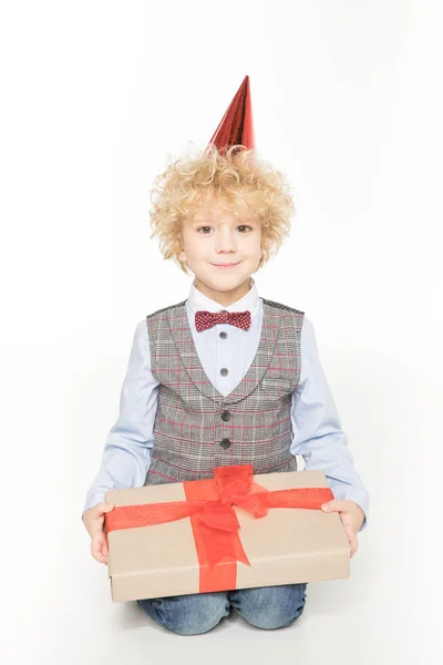 Мальчик с подарком на день рождения — стоковое фото