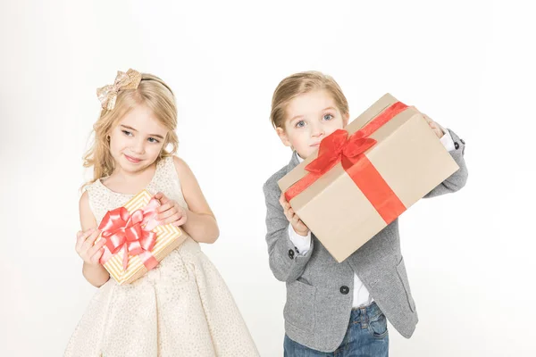Niños sosteniendo regalos - foto de stock