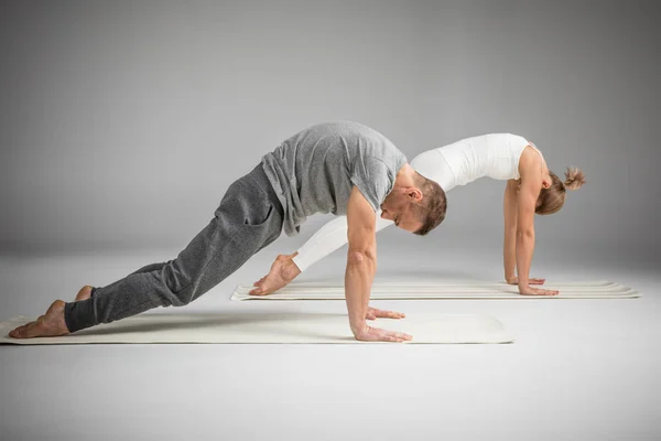 Pareja practicando yoga - foto de stock