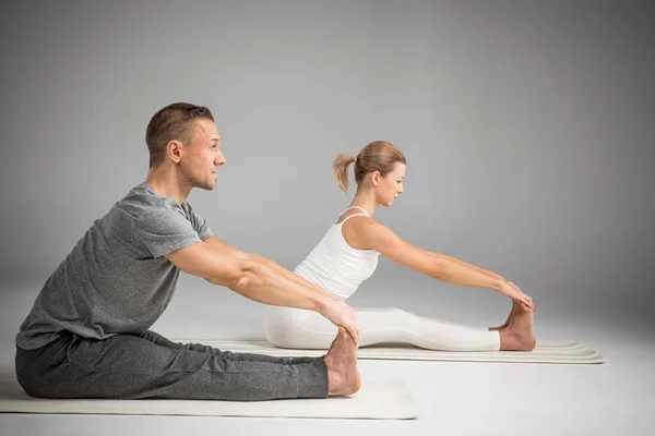 Coppia praticare yoga — Foto stock