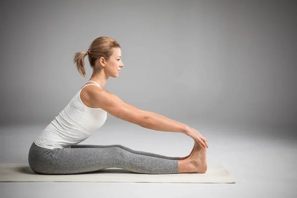 Mujer sentada en posición de yoga - foto de stock