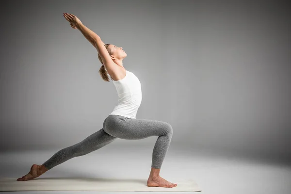 Donna in piedi in posizione yoga — Foto stock