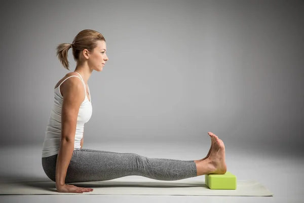 Femme pratiquant le yoga — Photo de stock