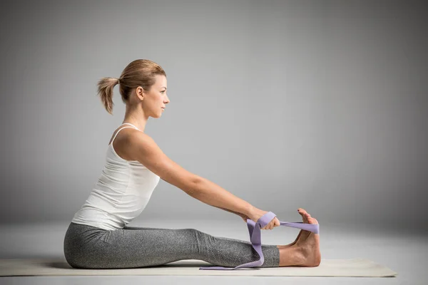Athletic woman stretching — Stock Photo