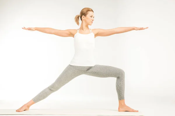 Mujer de pie en posición de yoga - foto de stock