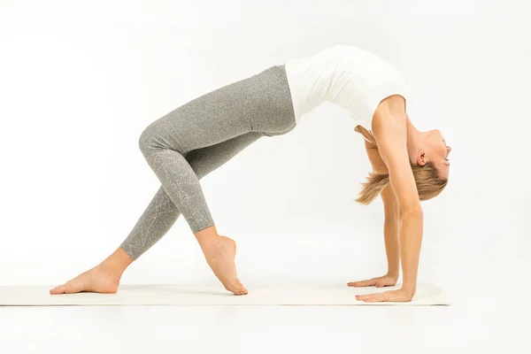 Mujer de pie en posición de yoga — Stock Photo