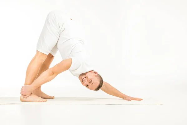 Hombre practicando yoga - foto de stock