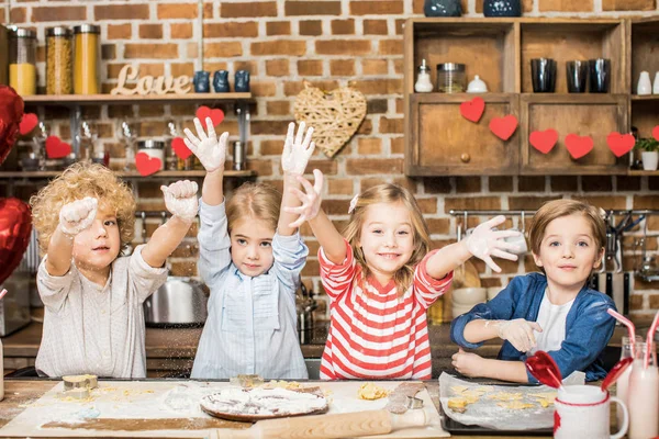 Niños cocinando galletas - foto de stock