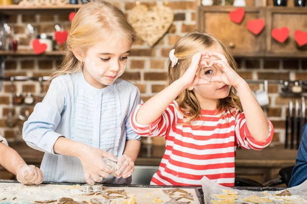 Niños haciendo galletas - foto de stock