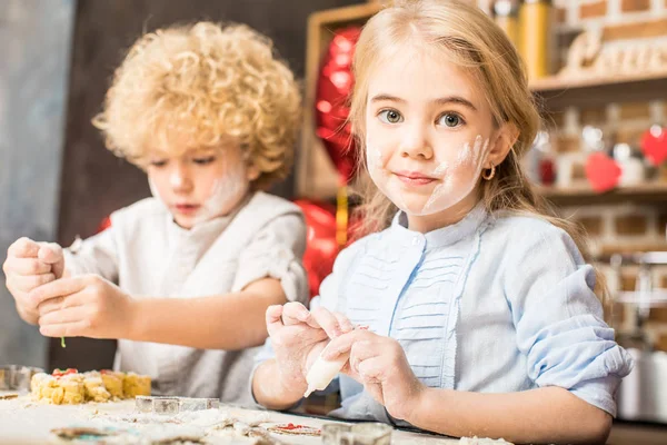 Crianças fazendo biscoitos — Fotografia de Stock