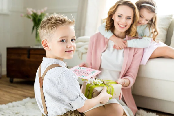 Boy presenting gift to mother — Stock Photo