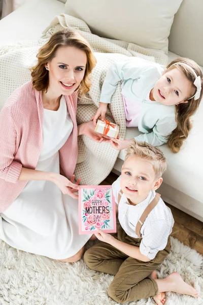 Mère avec des enfants le jour de la fête des mères — Photo de stock