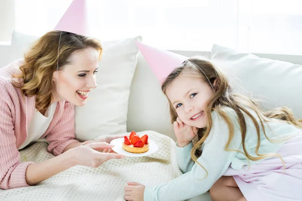 Мать и дочь с клубничным тортом — стоковое фото